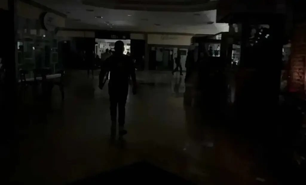 Imagen Apagón en Boca del Río deja personas atrapadas en elevador de plaza comercial 