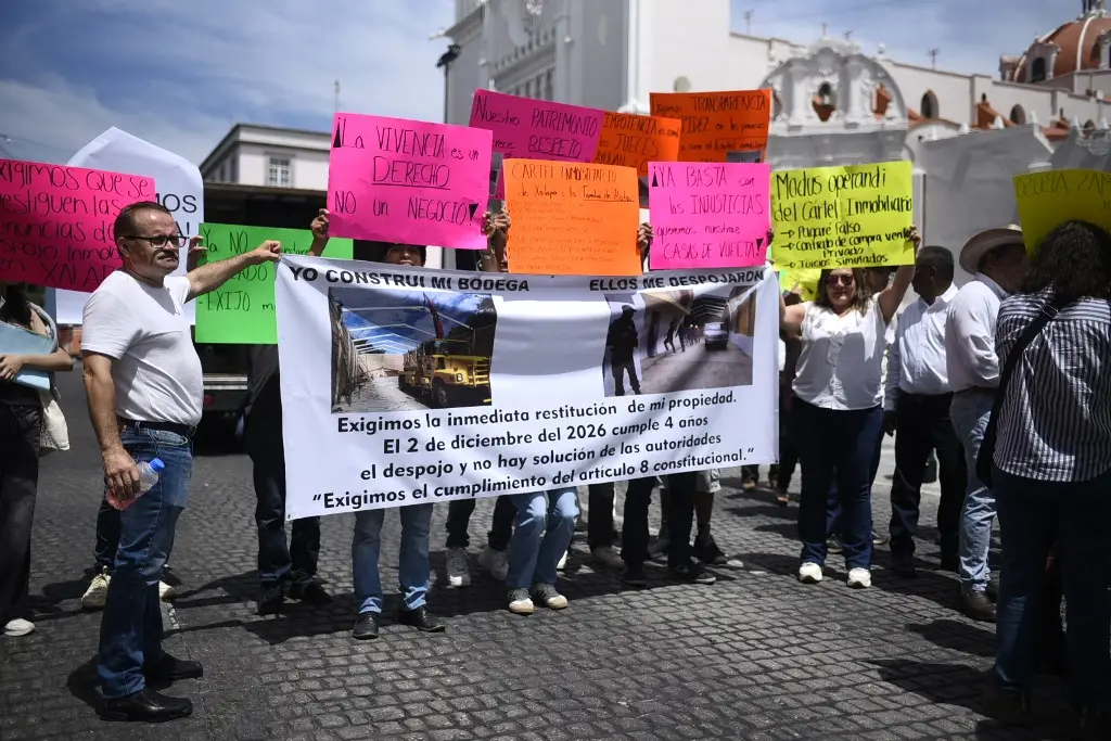 Imagen Protestan en Xalapa, denuncian por presunto despojo de más de 100 casas