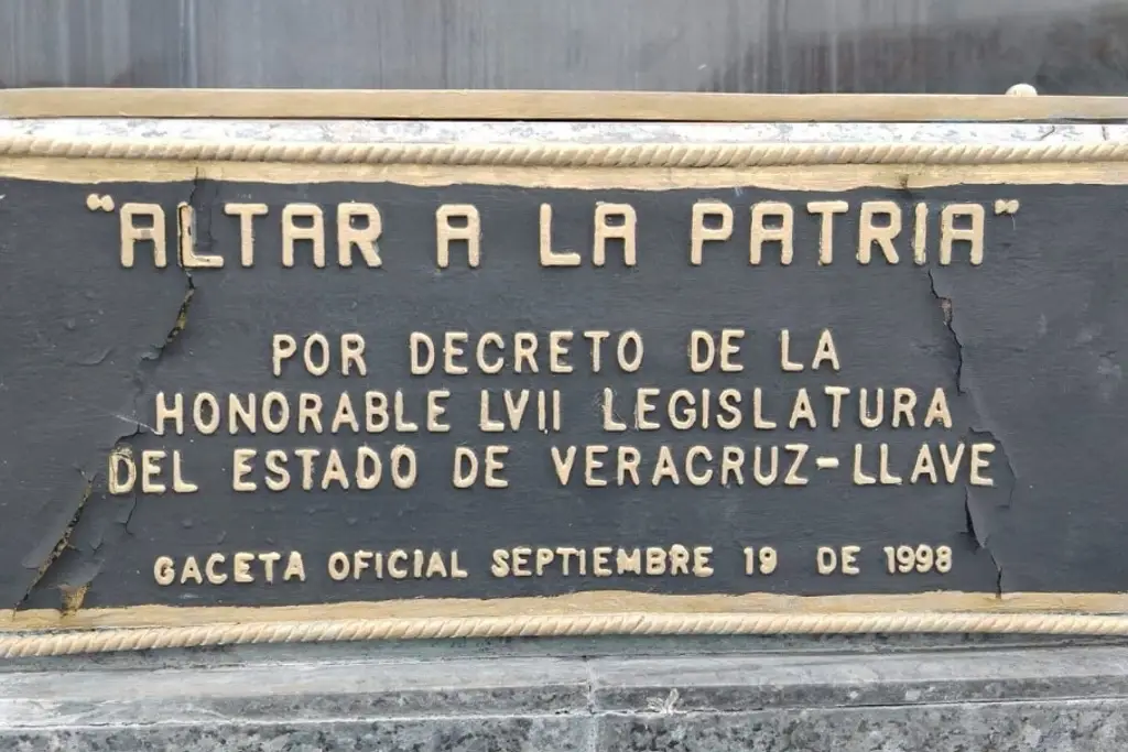 Imagen ¿Qué hay debajo del Obelisco de Veracruz? La sorprendente historia de los restos humanos sepultados