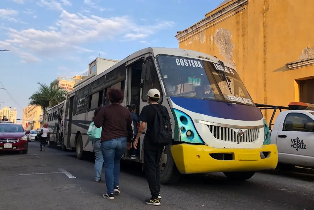 Imagen Muchos usuarios siguen esperando el camión... sin saber que esa parada ya no existe en Veracruz