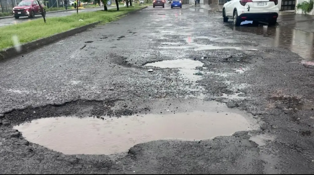 Imagen Una de las avenidas más transitadas de Boca del Río está llena de baches