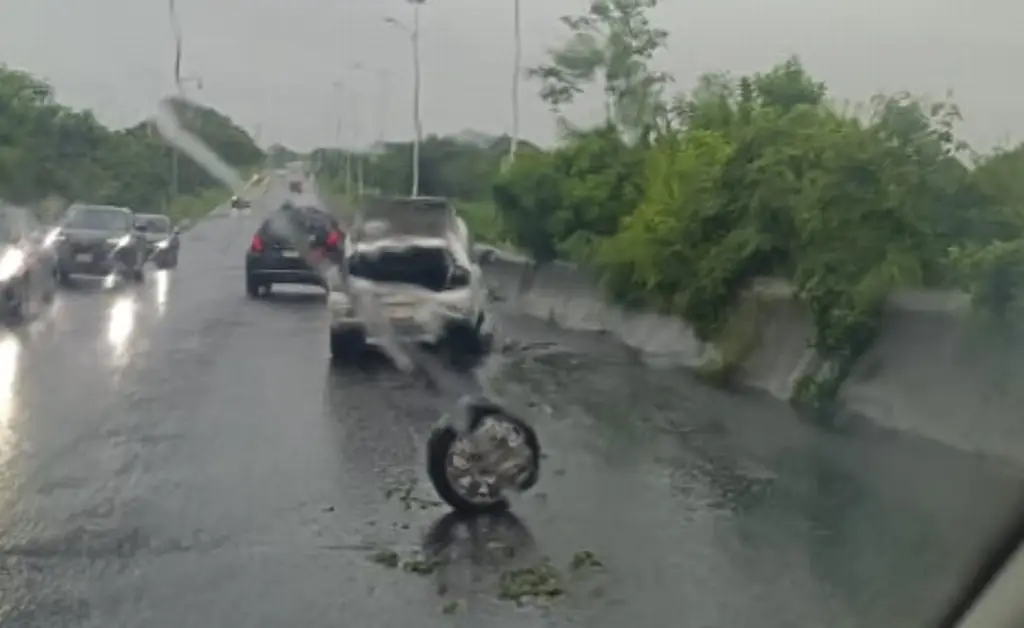 Imagen ¡Precaución! Auto varado en el Nuevo Veracruz obstruye el paso