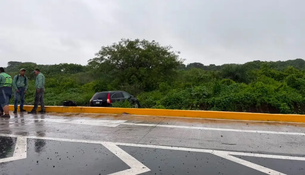 Imagen ¡Precaución! Auto se sale de la carretera en Veracruz; ¿a qué altura?   