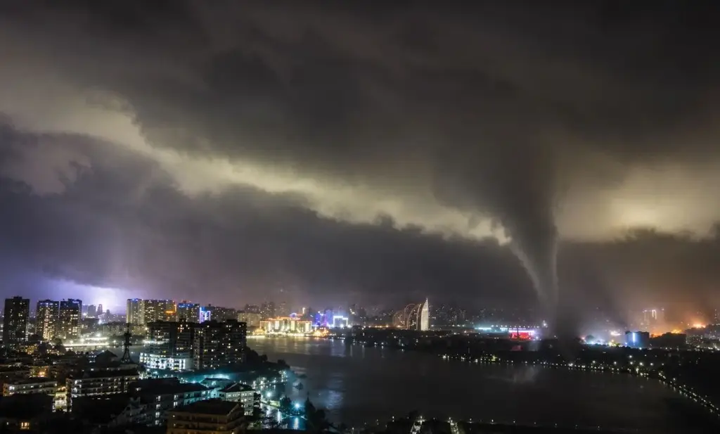 Imagen Alerta climática: extraño y poderoso tornado arrasó una ciudad en China y dejó 11 muertos