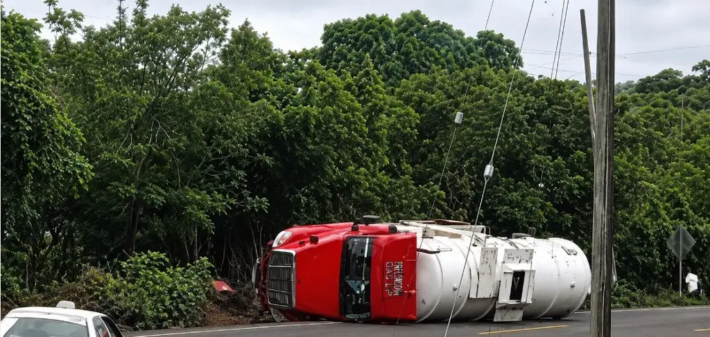 Imagen Cierre total en la carretera federal 180 entre San Andrés y Santiago Tuxtla