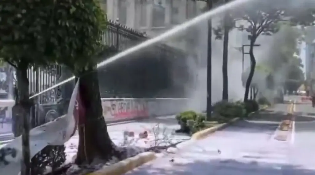 Imagen Dispersan con chorros de agua protesta de colectivos trans en gobernación