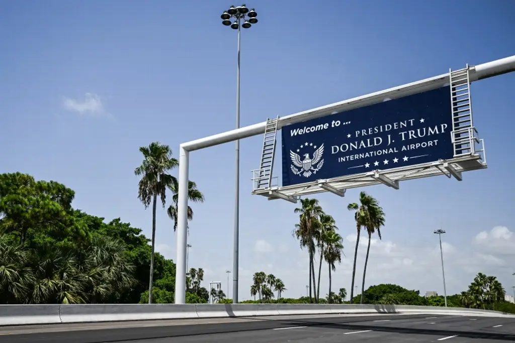 Imagen Rebautizan aeropuerto de Florida en honor a Donald Trump