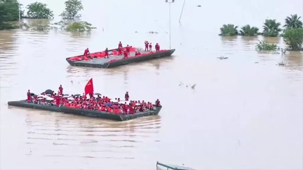 Imagen Despliegan plataformas flotantes en China para rescatar afectados por inundaciones (VIDEO)