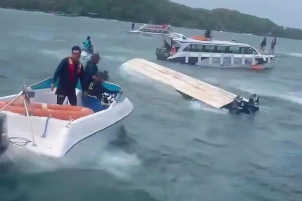 Imagen VIDEO: 15 turistas fallecen ahogados tras volcarse una lancha