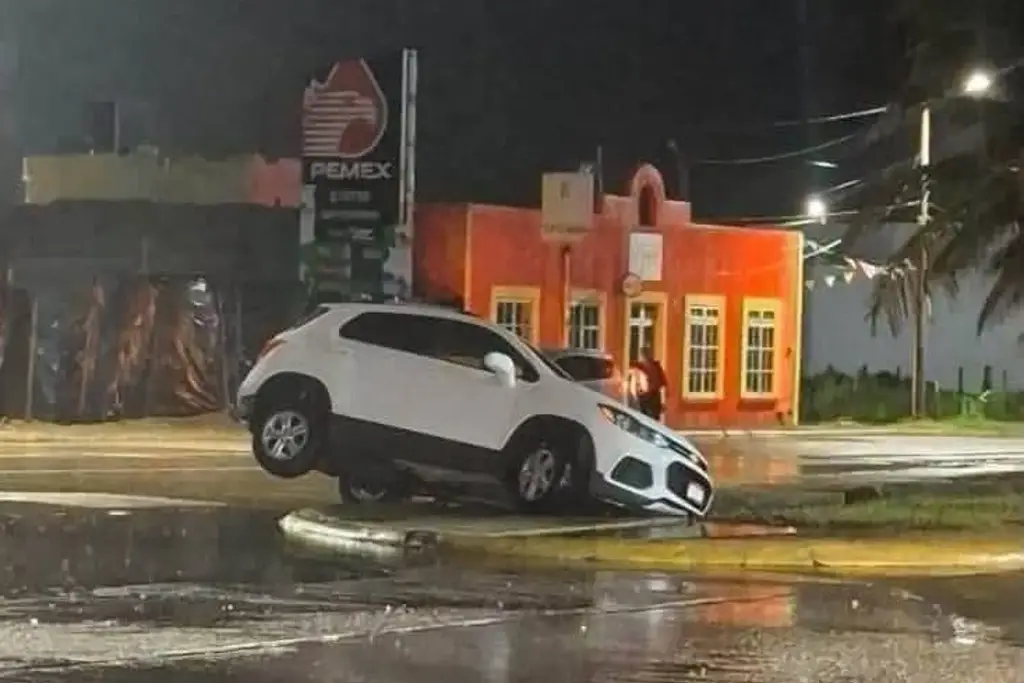 Imagen Muere automovilista arrastrado por la corriente tras caer a un canal al sur de Veracruz