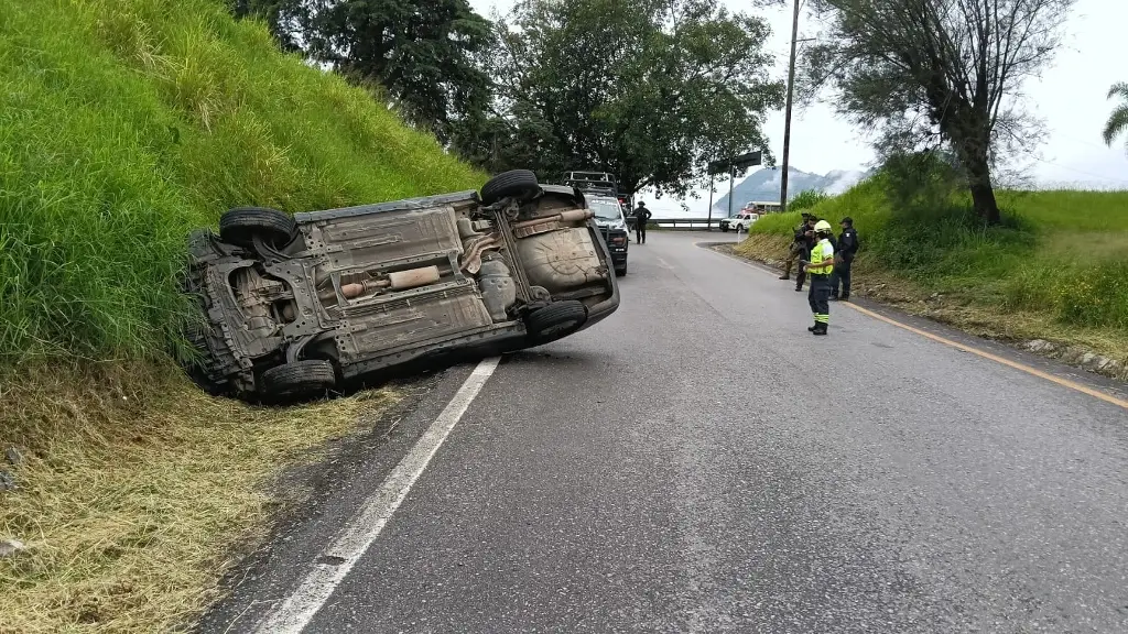 Imagen Vuelca automóvil al incorporase a autopista Orizaba-Córdoba