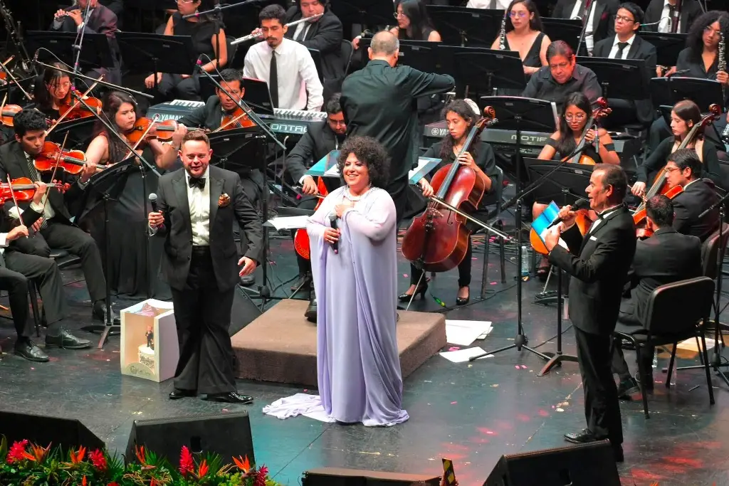 Imagen ¡Noche histórica en Veracruz! Tres grandes voces coronan el Festival Internacional del Bolero y Jazz