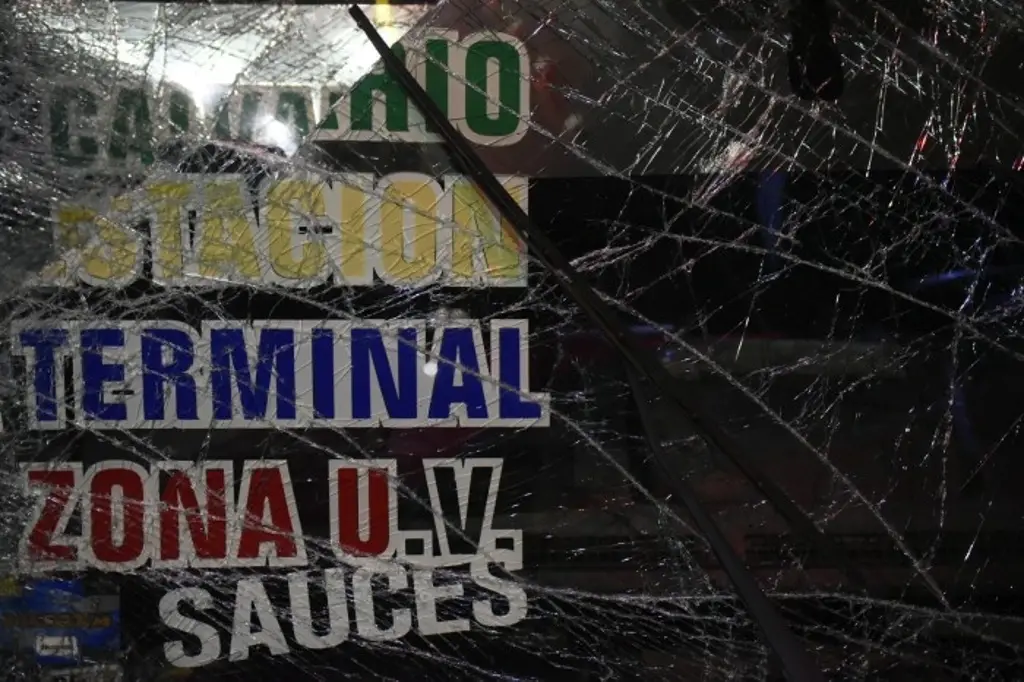 Imagen Vuelca combi en Xalapa