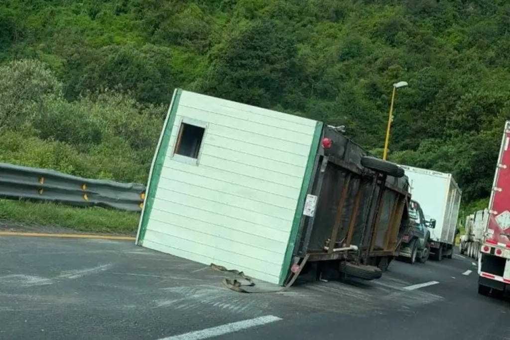 Imagen Remolque tipo oficina móvil vuelca en la autopista de Veracruz