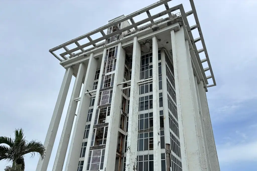 Imagen La torre que fue emblema de Veracruz y hoy está en decadencia frente a la vista de todos