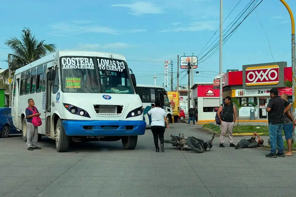 Imagen Choque entre camión y moto en Lomas 3, en el municipio de Veracruz