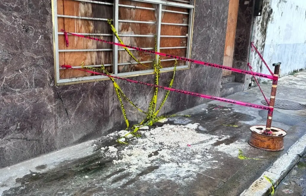 Imagen Otro edificio abandonado con desprendimiento de cornisa, cerca del zócalo de Veracruz