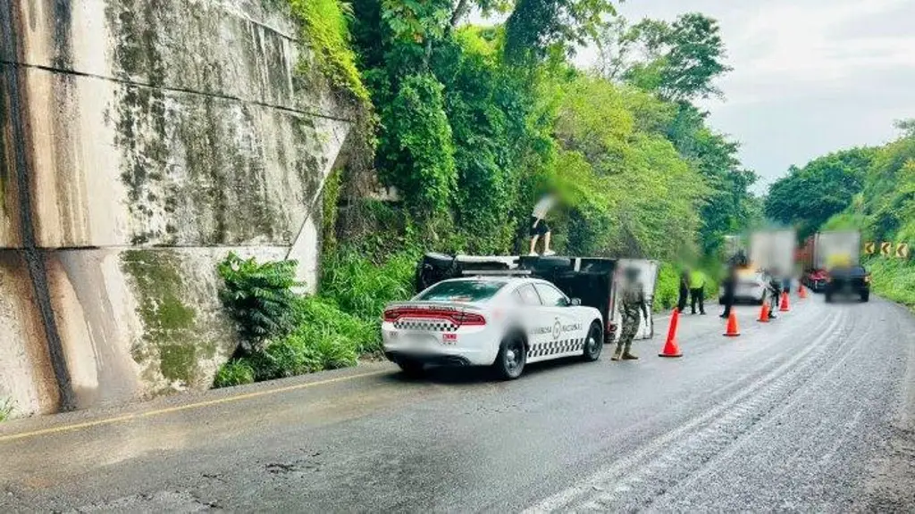 Imagen Hay cierre parcial de circulación en carretera de Veracruz; checa a qué altura 