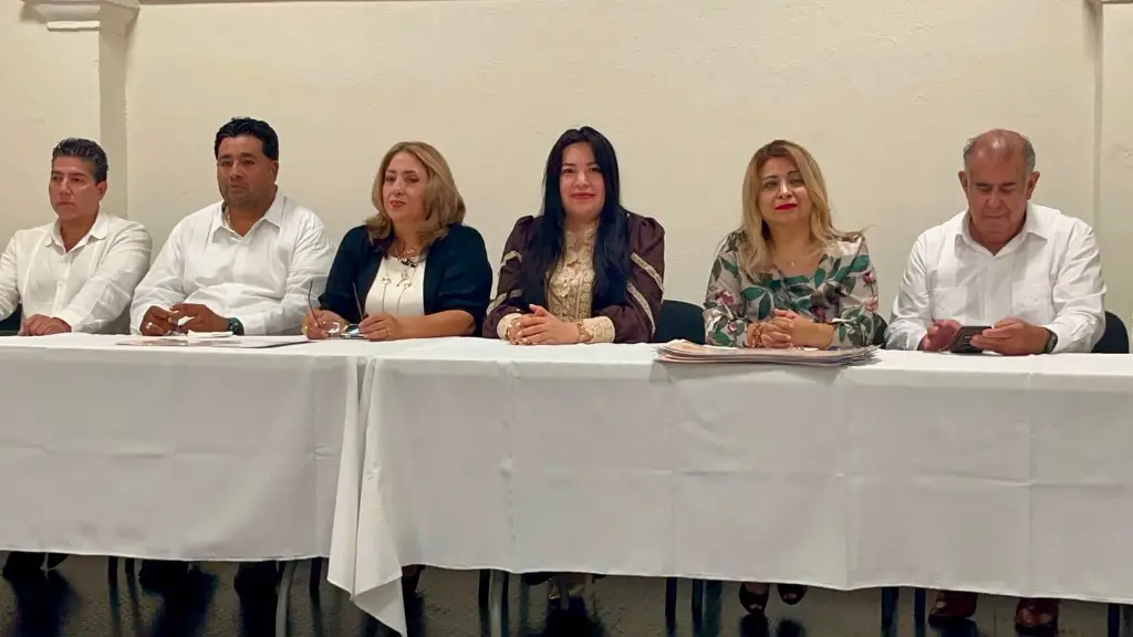Imagen Entregan reconocimientos a abogados en Veracruz