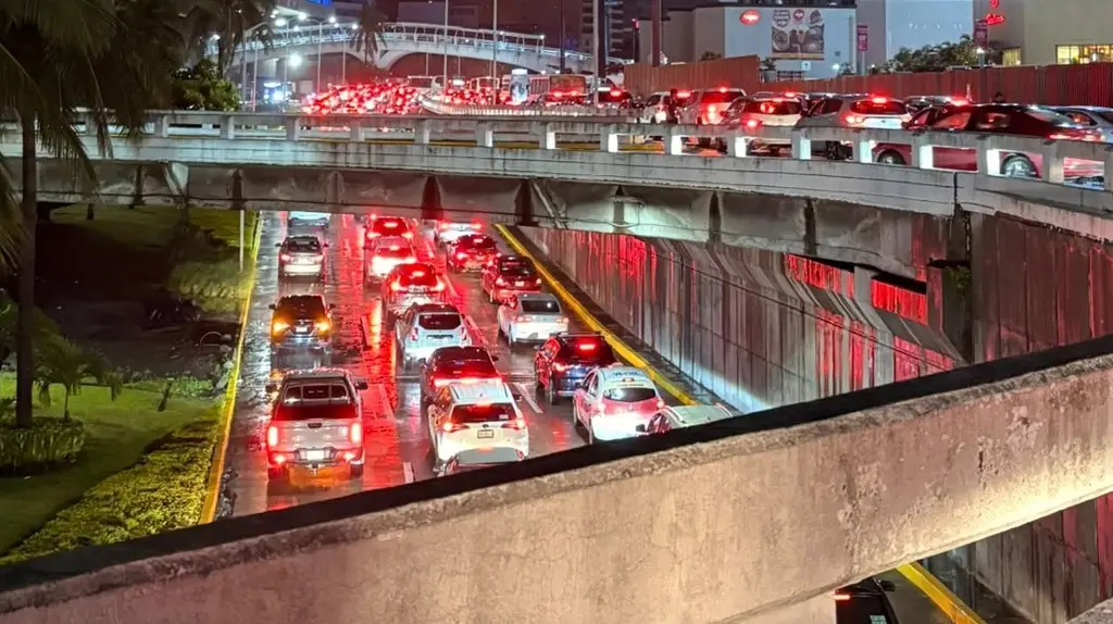 Imagen Impresionante caos vial en inmediaciones de Plaza Américas y WTC de Boca del Río 