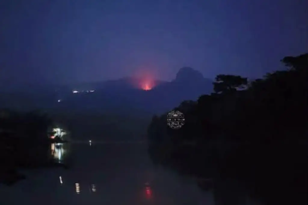 Imagen Captan extraña luz roja previo a sismo de 7.4 en Chiapas ¿Dónde?