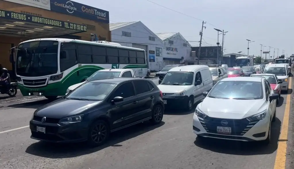 Imagen Esto está provocando caos vial en la carretera federal Veracruz-Xalapa