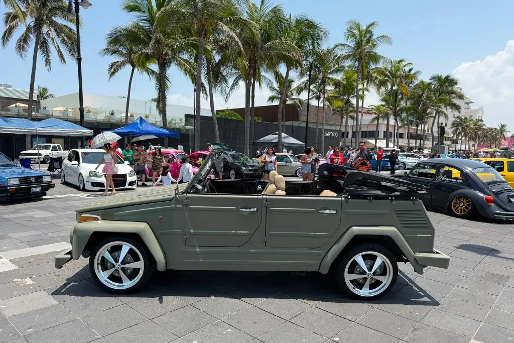 Imagen ¿De vacaciones? Exhiben autos de lujo en el Malecón de Veracruz; esto te interesa