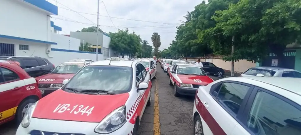 Imagen “Hay autos clonados pintados de taxi”: taxistas, exigen operativos diarios en Veracruz