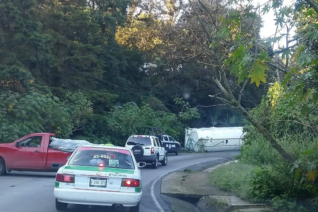 Imagen Caos vial en Jilotepec por volcadura de pipa; alcalde pide apoyo por accidentes constantes