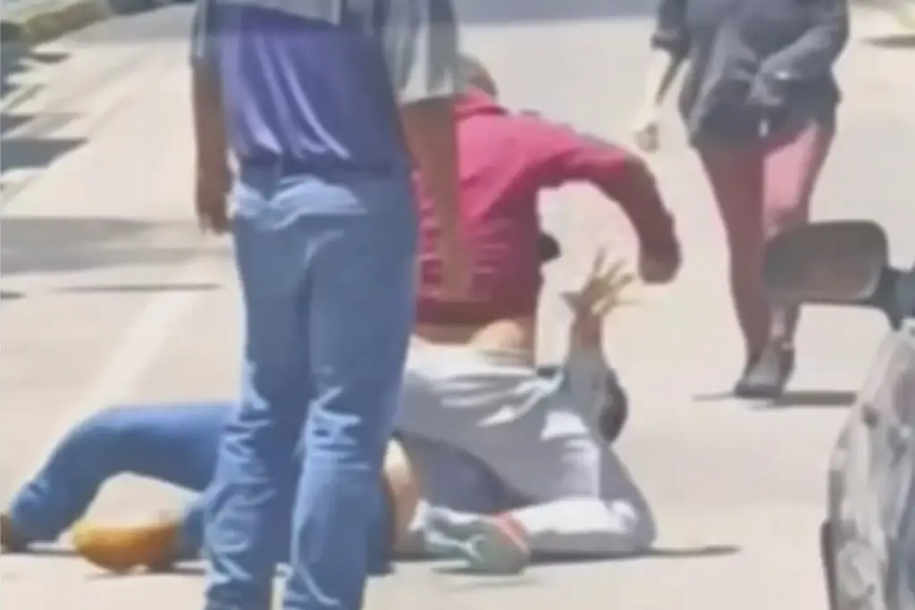 Imagen Fueron de las palabras a los golpes en segundos; los graban sin intervenir (+Video)