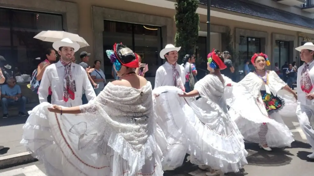 Imagen Así fue el desfile de folklore internacional en Orizaba, Veracruz 