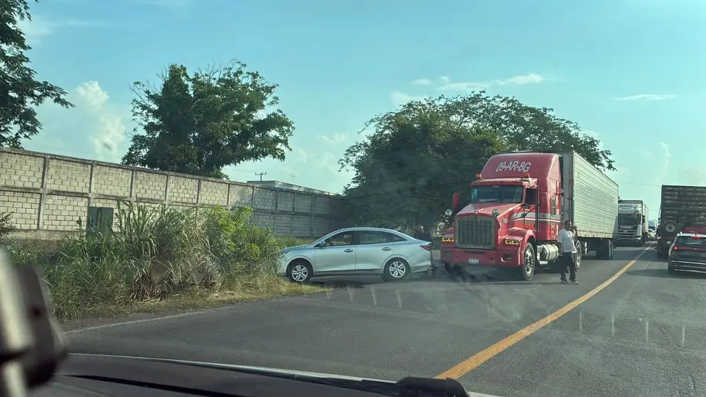 Imagen Caos vial en carretera con dirección a la ciudad de Veracruz; este es el motivo 