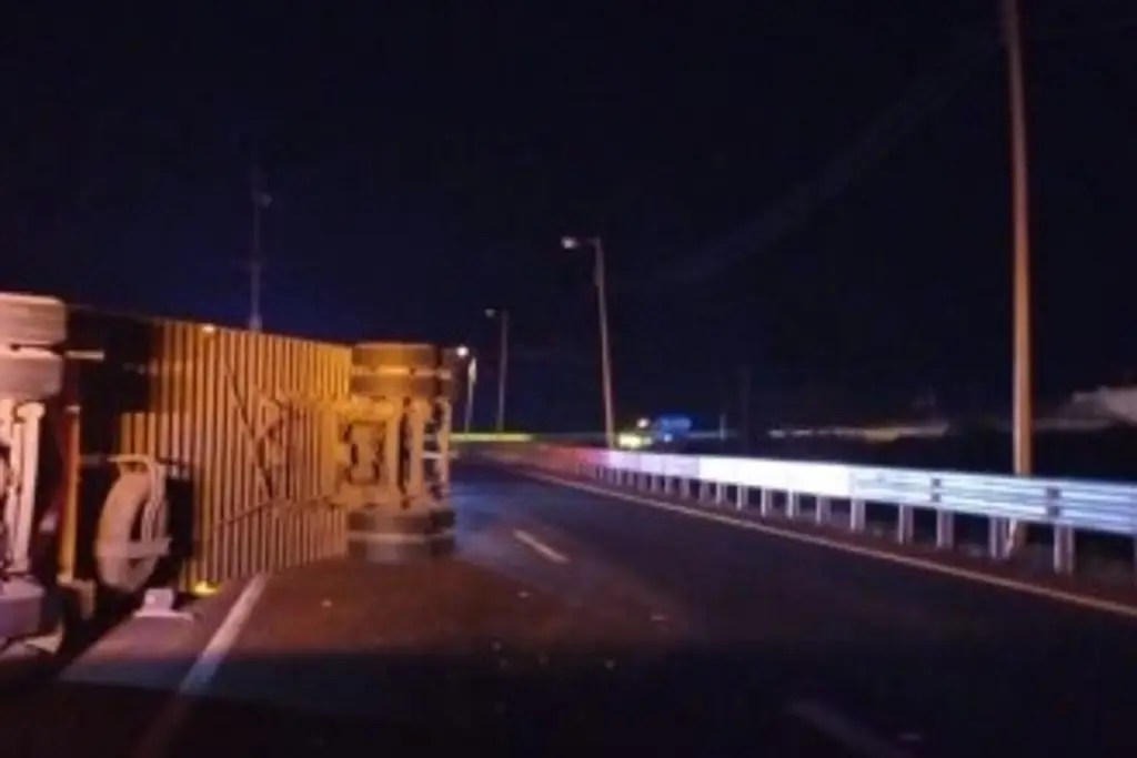 Imagen Aparatosa volcadura de tráiler en la Orizaba - Puebla