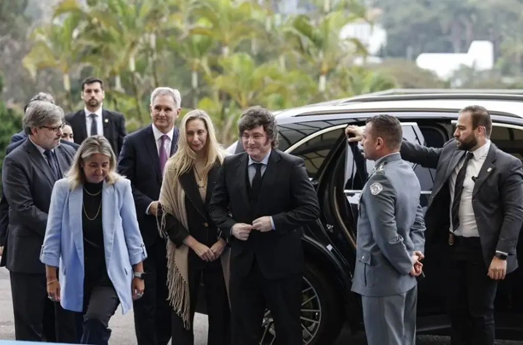 Imagen Condecoran a Milei en Brasil en medio de su viaje para lanzar candidatura de Flávio Bolsonaro