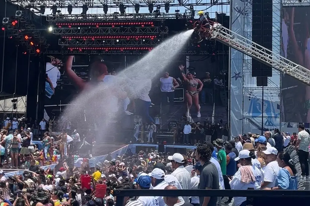 Imagen ¡Agua, música y euforia! Así se vivió el tradicional Baño de Santa Ana en Boca del Río
