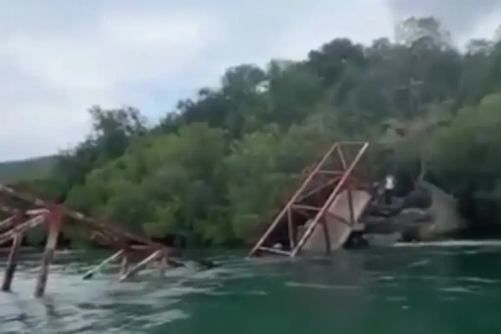 Imagen Colapsa puente peatonal en Colima; hay personas lesionadas 
