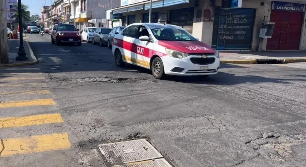 Imagen  ¡Peligro en el Centro de Veracruz! bache provoca caídas y pone en riesgo a automovilistas