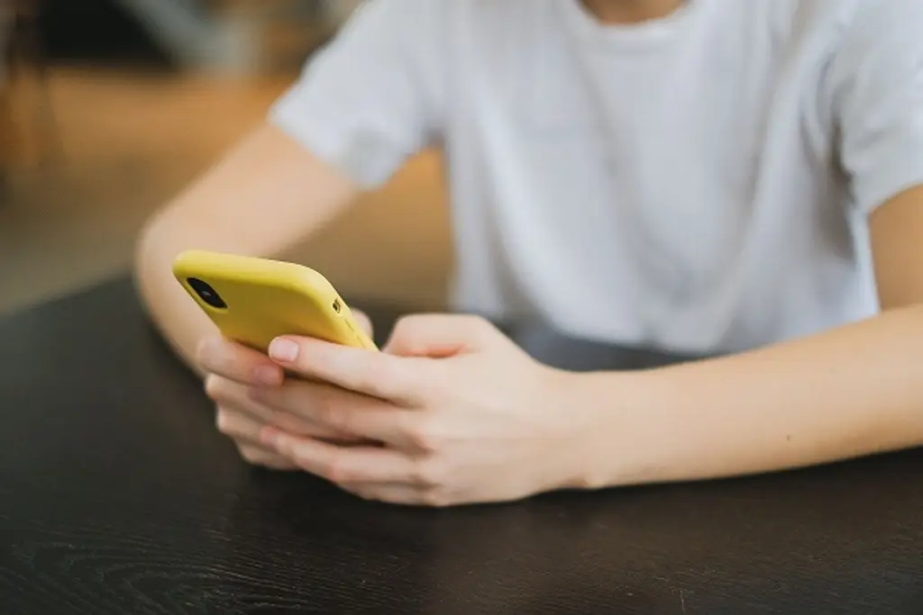 Imagen ¿Adiós al celular en las escuelas? Sheinbaum revela postura de padres de familia