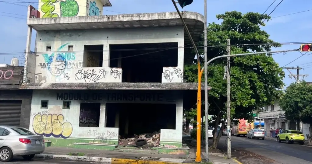 Imagen Entre basura, incendios y actos ilícitos: así vive una esquina olvidada en pleno centro de Veracruz 