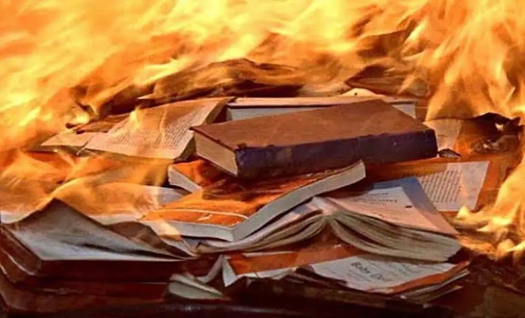 Imagen ¿La IA está destruyendo libros antiguos para entrenarse? De esto trata el 'escaneo destructivo'