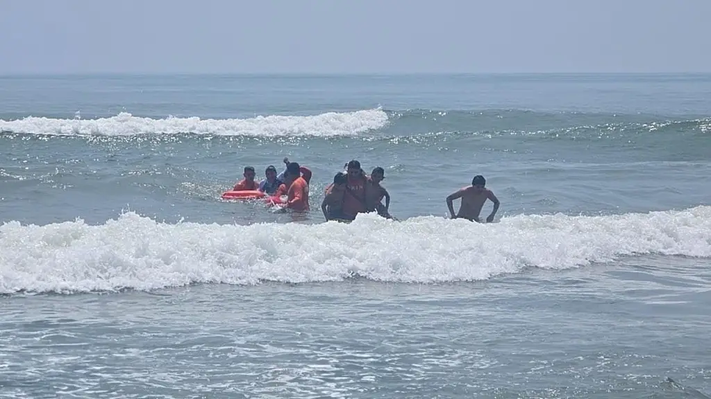 Imagen Momentos de angustia: Marina rescata a dos menores y un adulto en el mar
