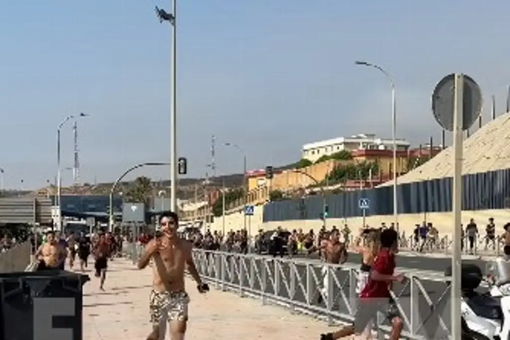 Imagen Alerta por miles de inmigrantes que escapan de la Guardia Civil en Ceuta, España (+Video)