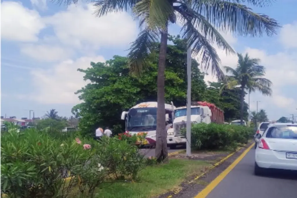 Imagen Choques bloquean la carretera Veracruz-Xalapa, este sábado ¿A qué altura?
