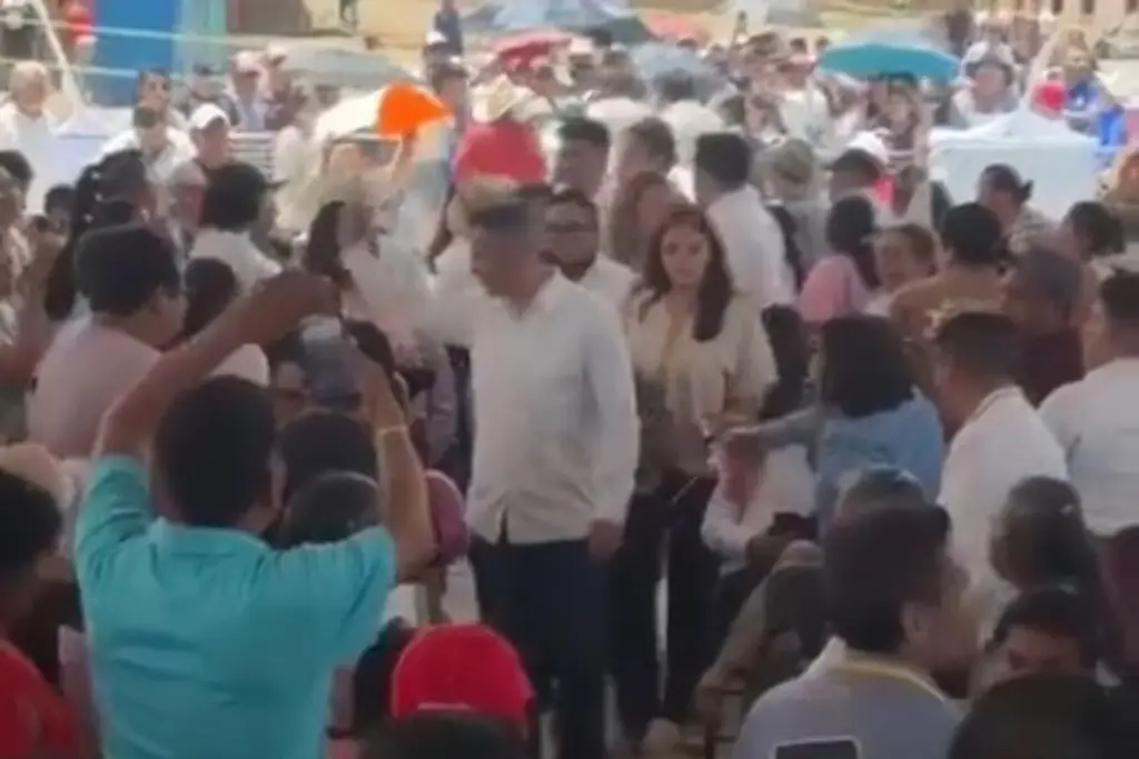 Imagen Abuchean a Alejandro Murat en Oaxaca; Sheinbaum lo defiende 