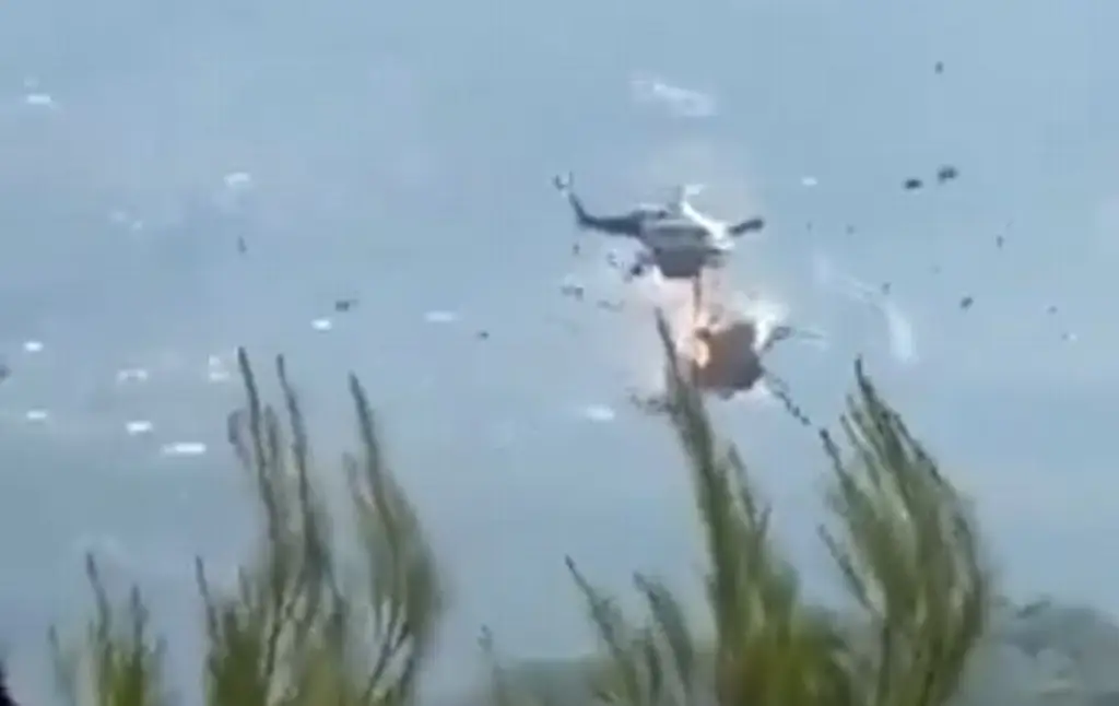 Imagen Dos muertos deja choque de dos helicópteros antiincendios en Grecia (VIDEO)