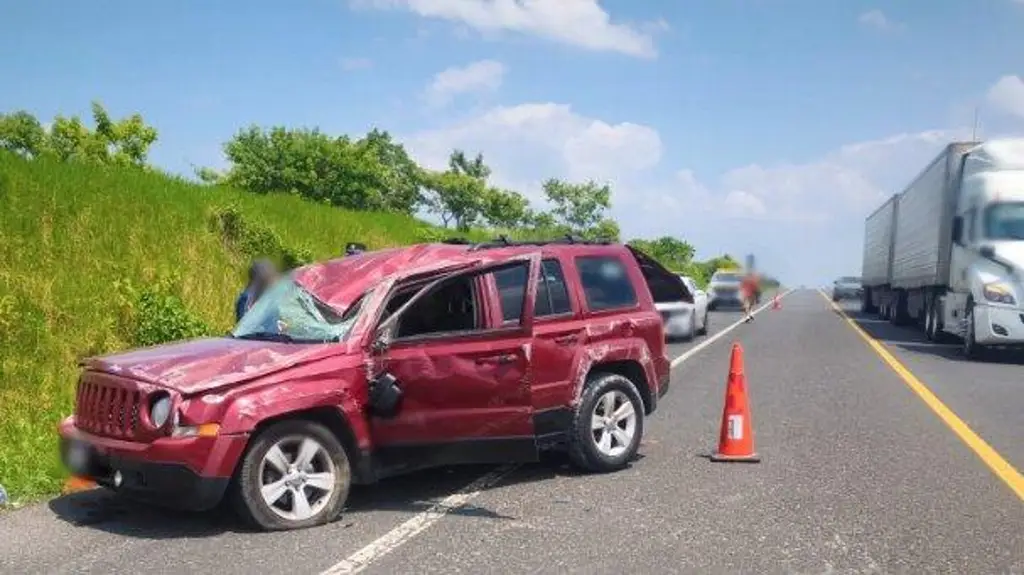 Imagen Aparatoso accidente en autopista de Veracruz; hay cierre parcial de circulación
