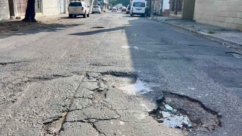 Imagen Baches ponen en riesgo a automovilistas; vecinos exigen reparación inmediata
