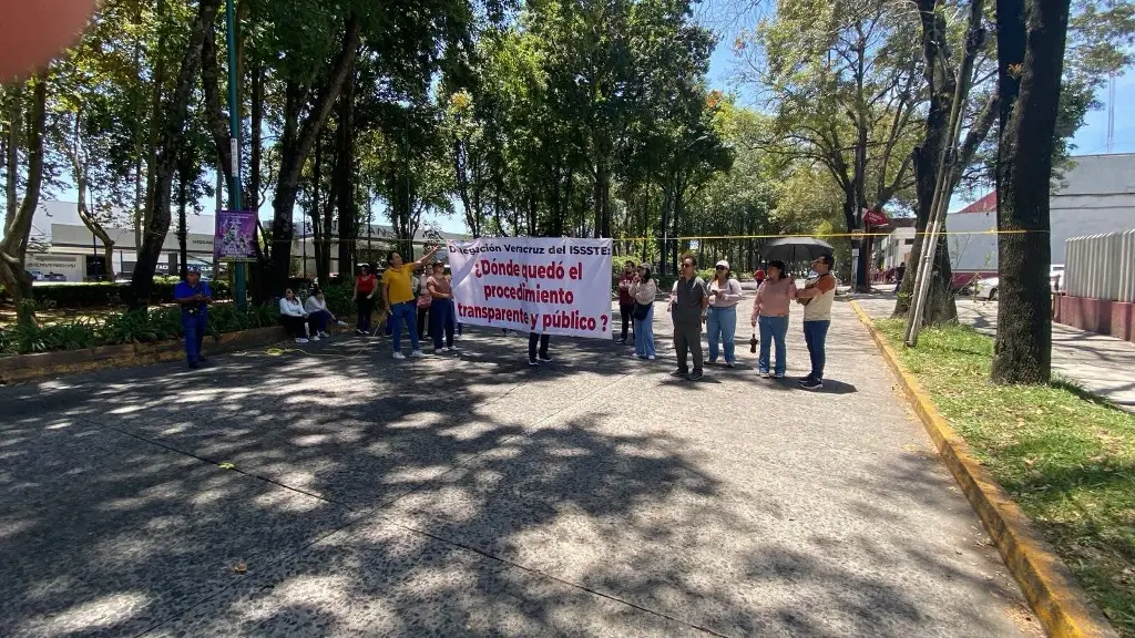 Imagen Padres de familia protestan en el ISSSTE de Xalapa por traslado de más de 80 niños de estancia infantil