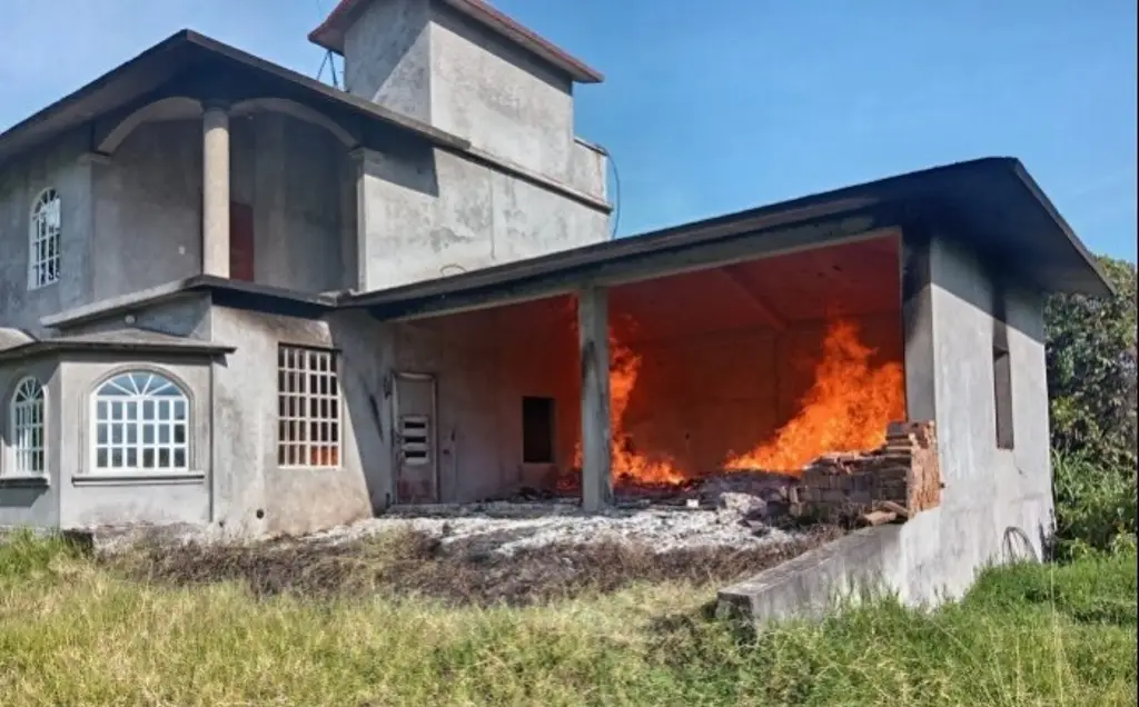Imagen Se incendia garage de una casa en Rafael Delgado, Veracruz; esto se sabe 