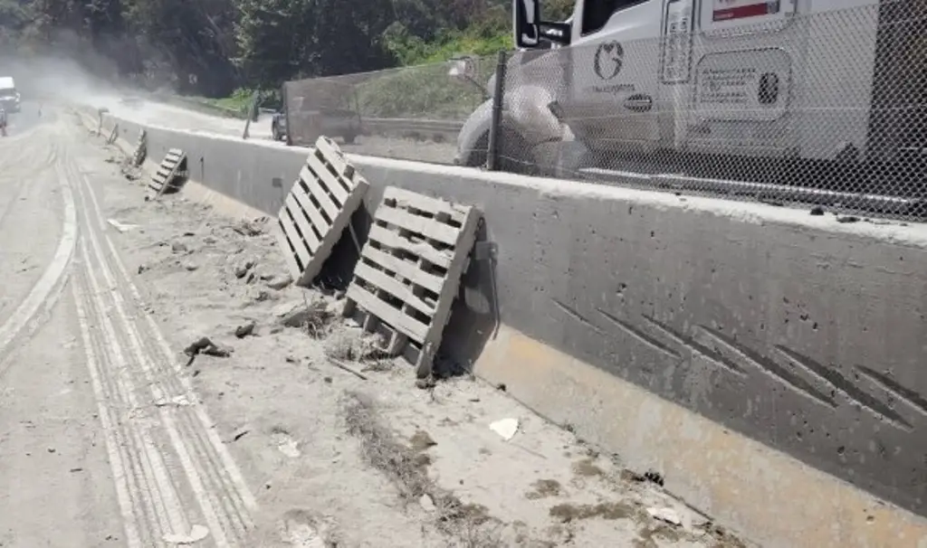 Imagen Cae tractocamión de carga con cemento en autopista de Veracruz